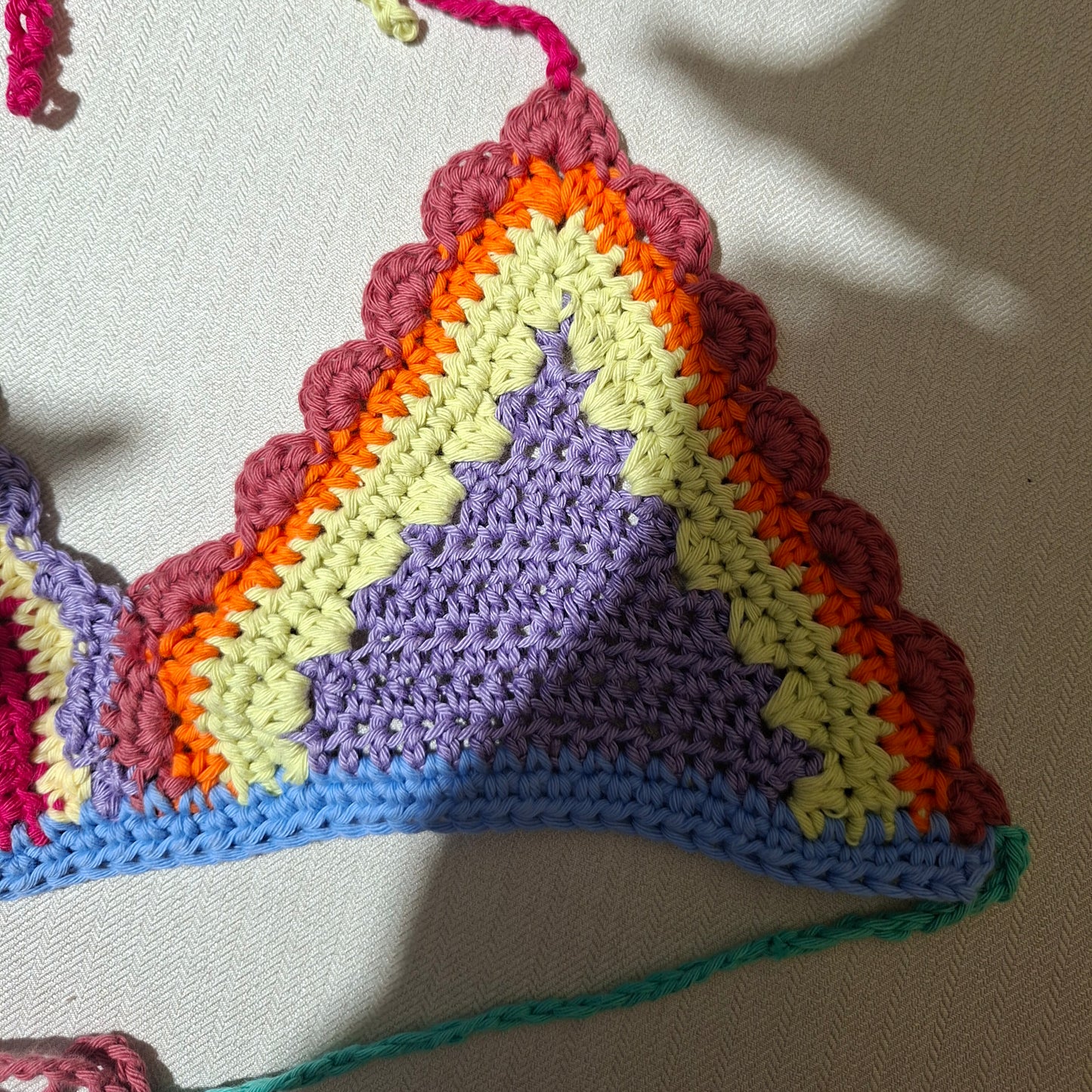 Top "bikini" multicolore en crochet