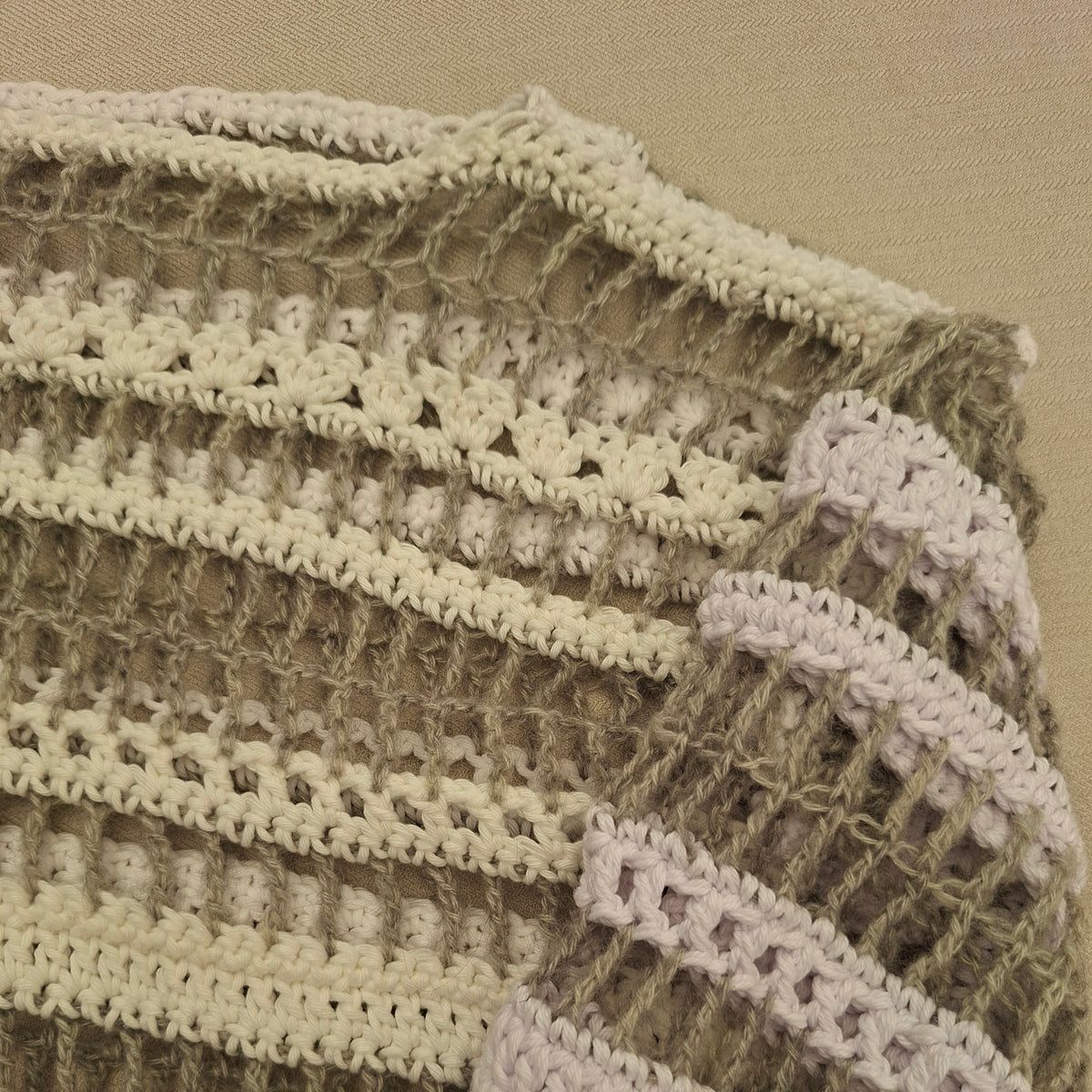 Haut en maille filet en crochet