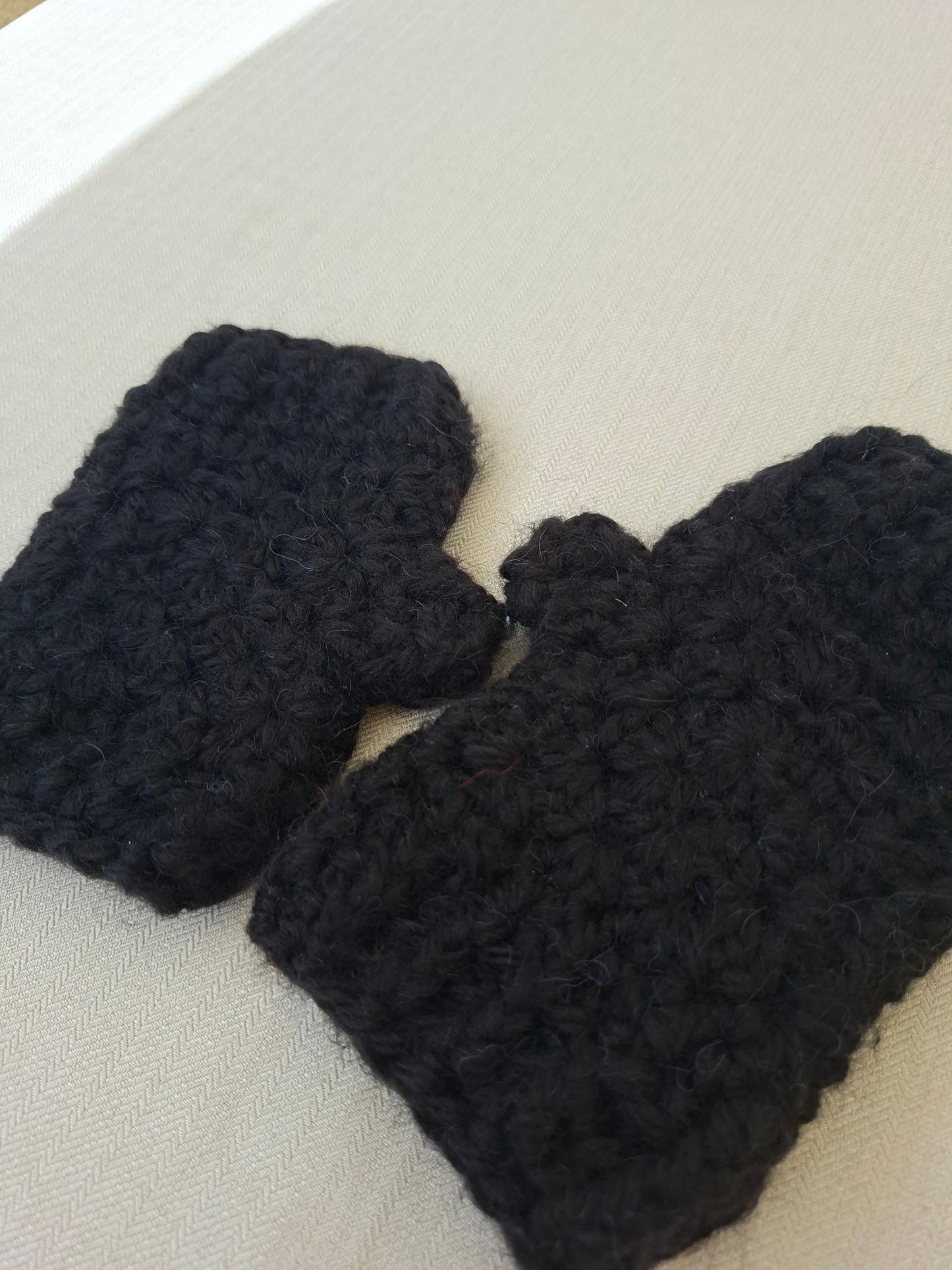 Mitaines noires en crochet