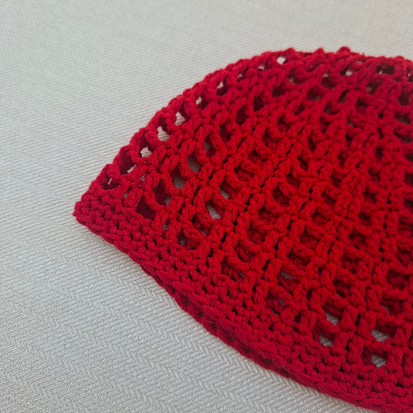 Knitted beanie - red