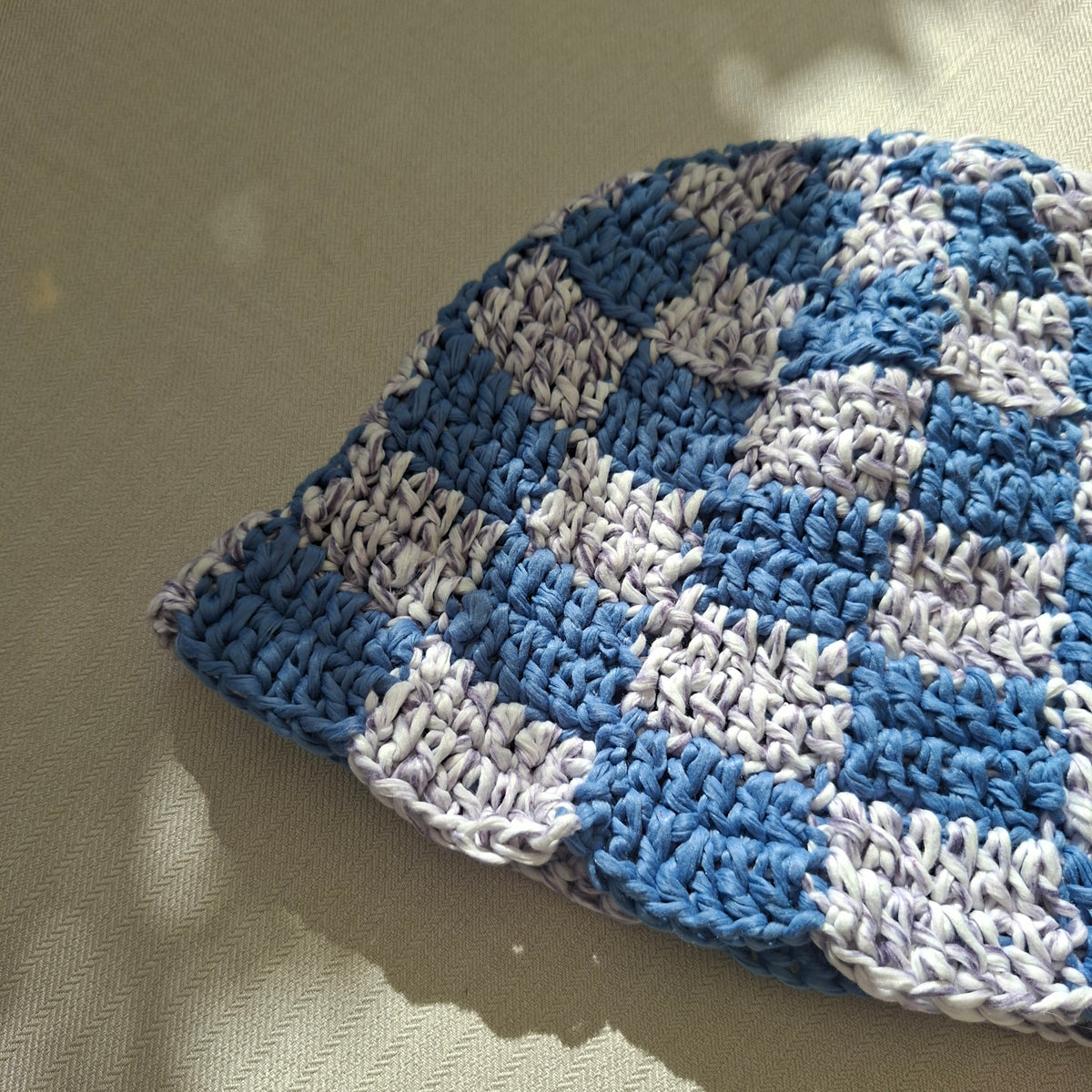Checkered raffia bucket hat