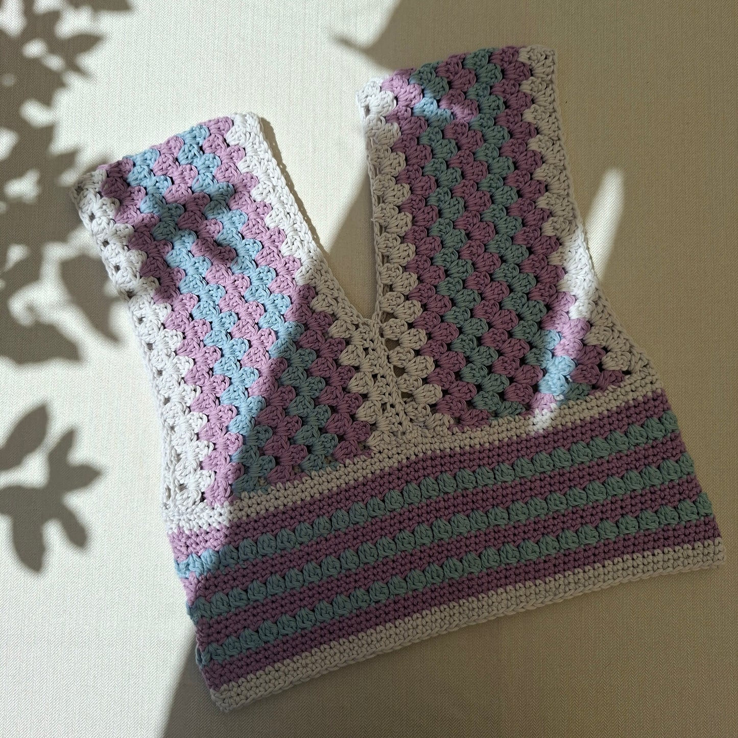 Top décolleté lilas en crochet