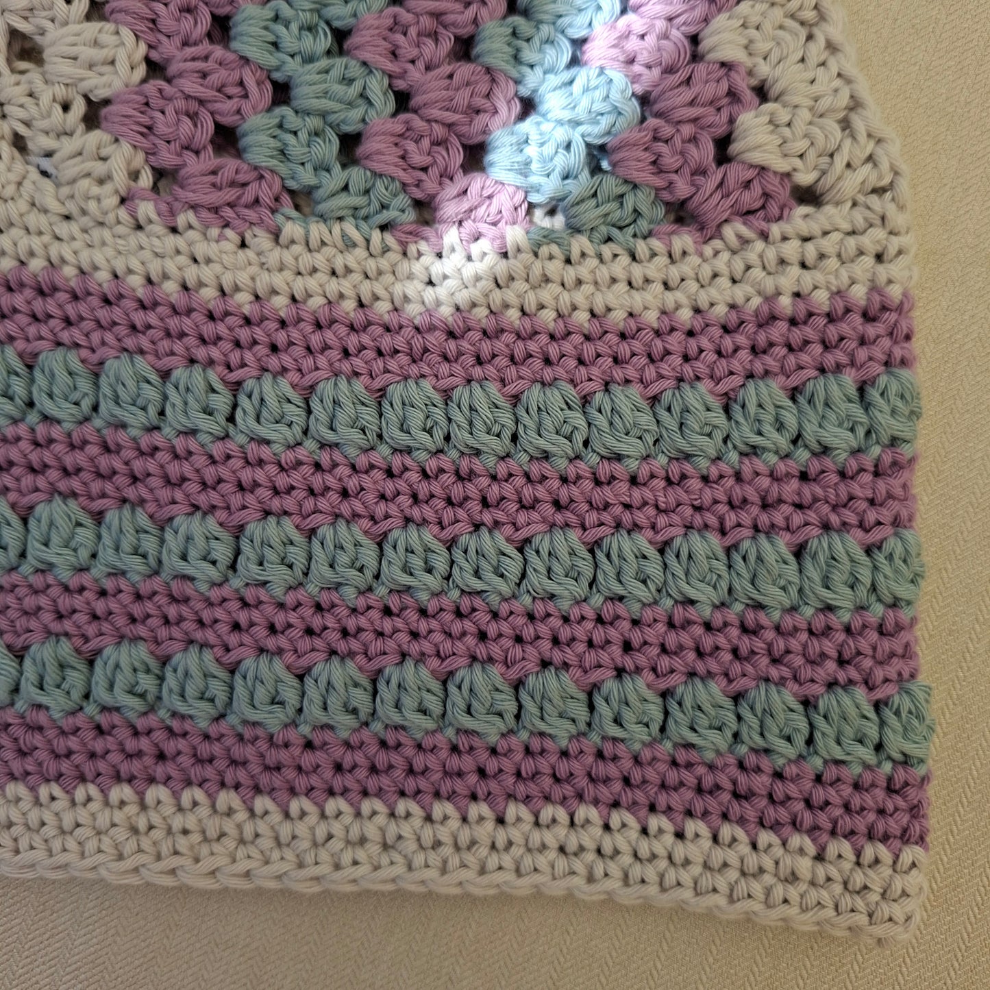 Top décolleté lilas en crochet