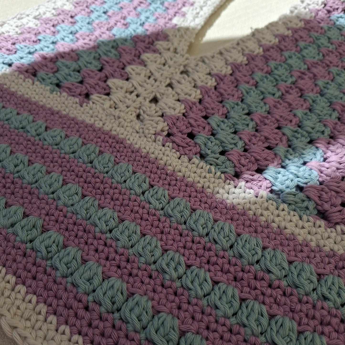 Top décolleté lilas en crochet