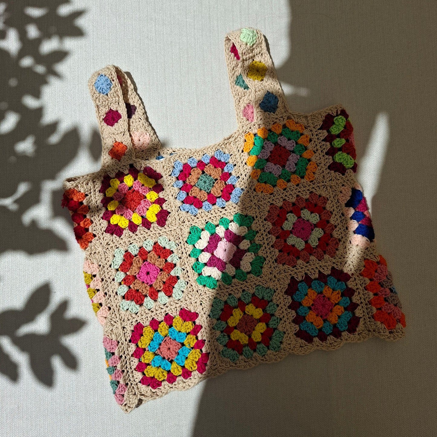 Débardeur en granny squares multicolores