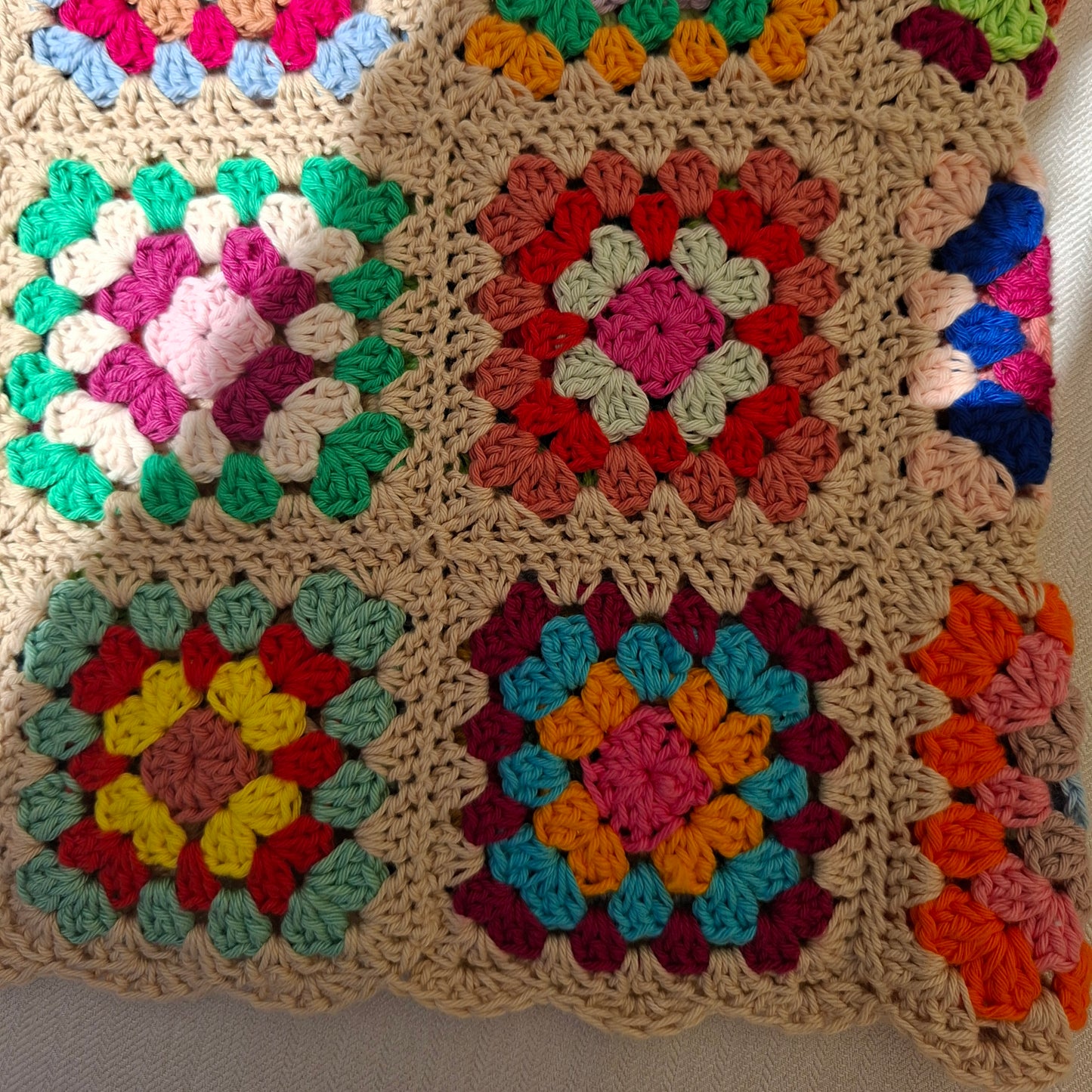 Débardeur en granny squares multicolores