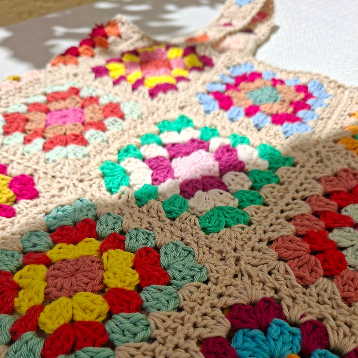 Débardeur en granny squares multicolores