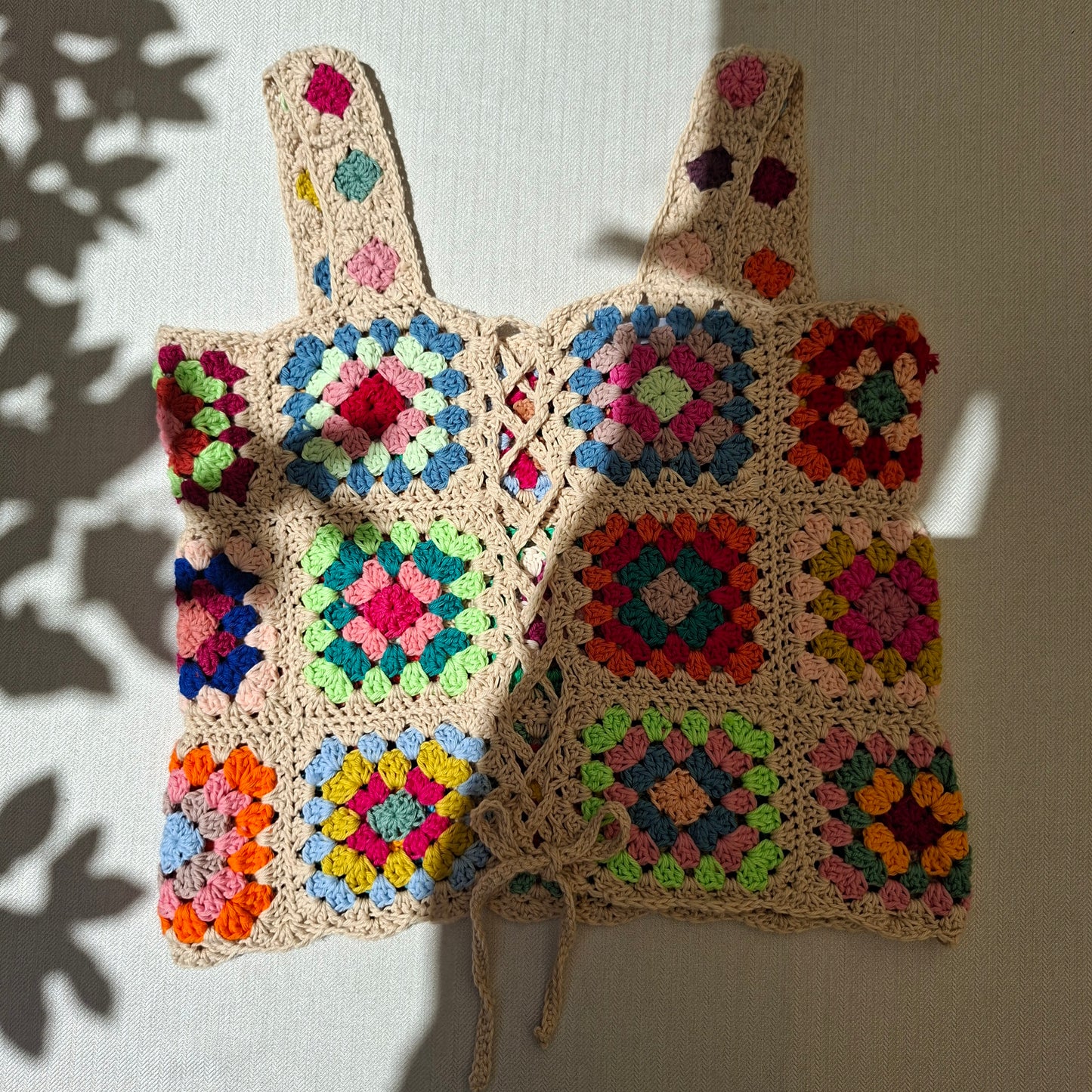 Débardeur en granny squares multicolores