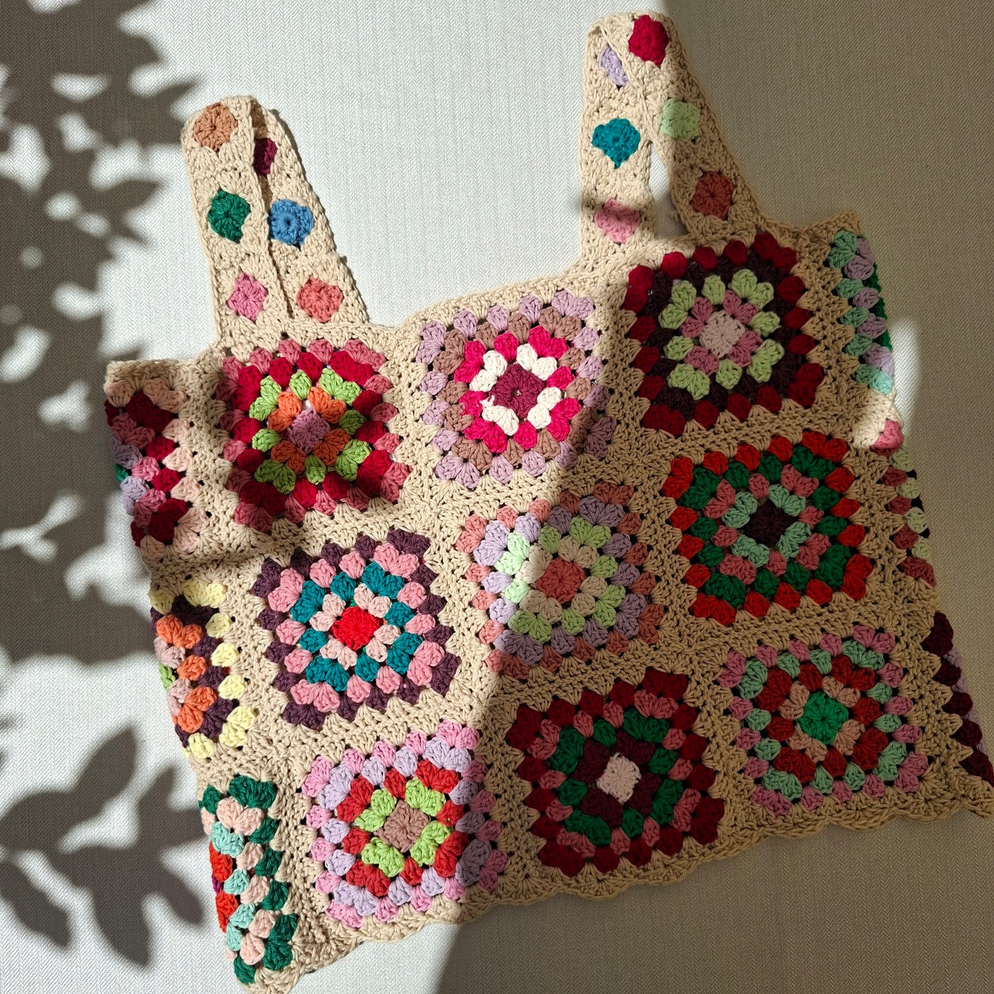 Débardeur en granny squares multicolores