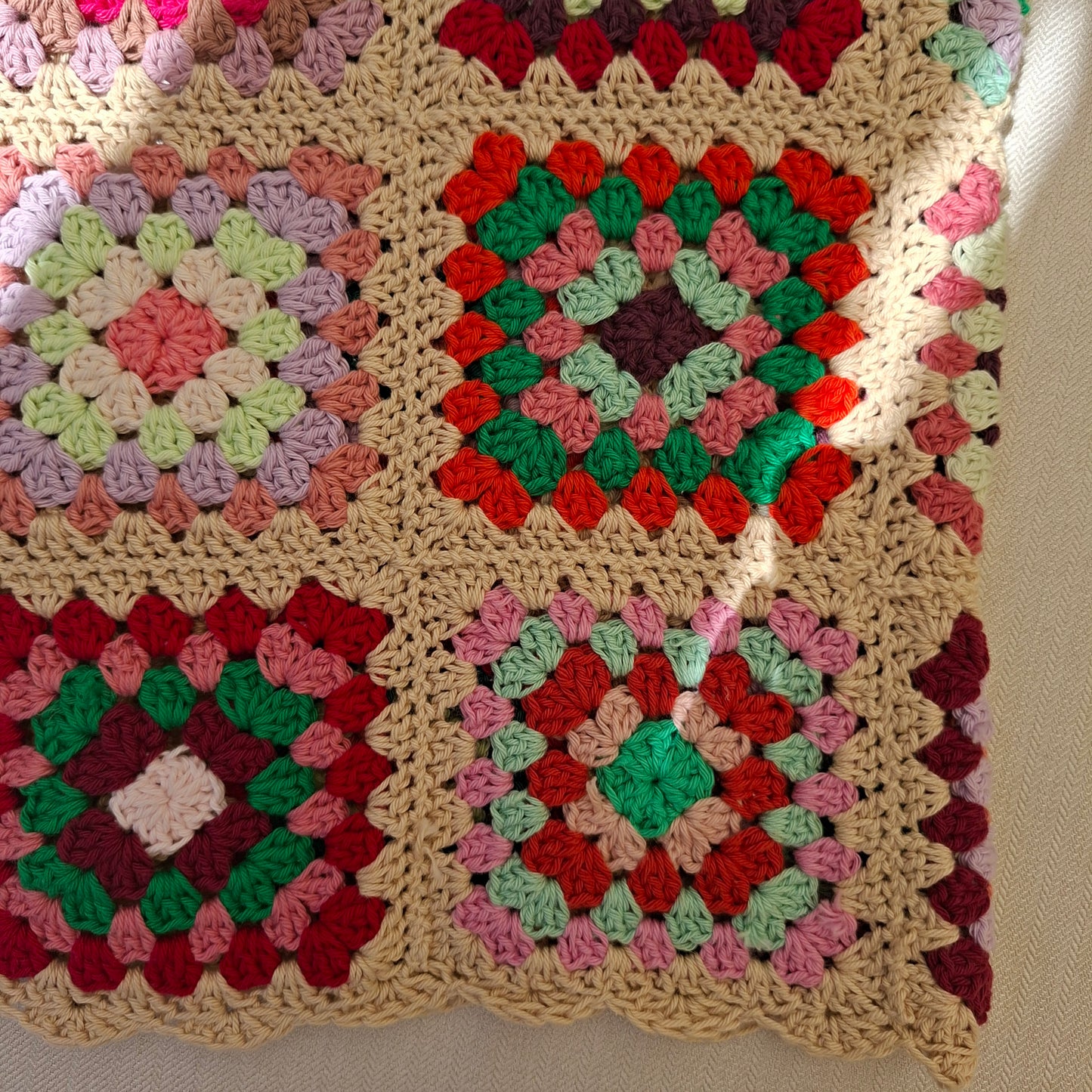 Débardeur en granny squares multicolores