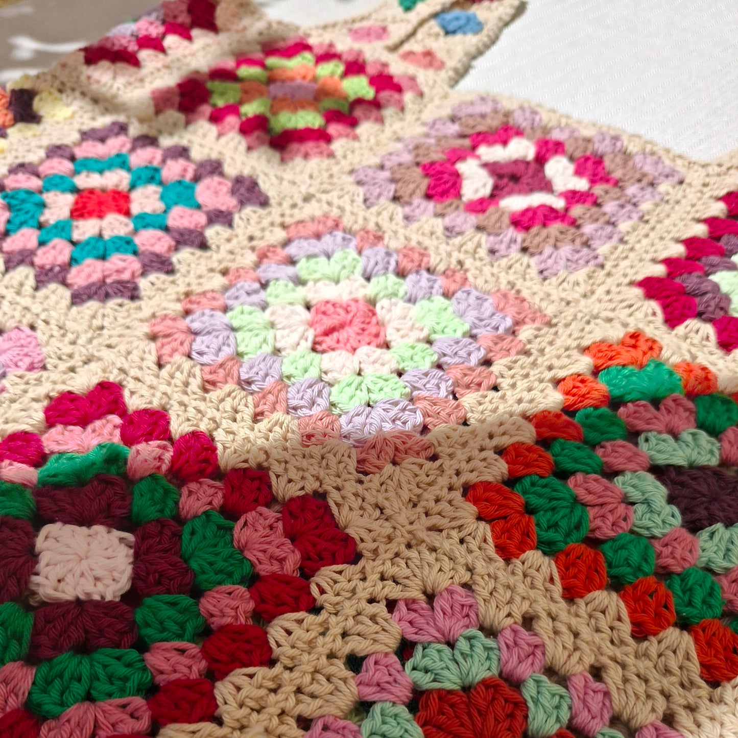 Débardeur en granny squares multicolores