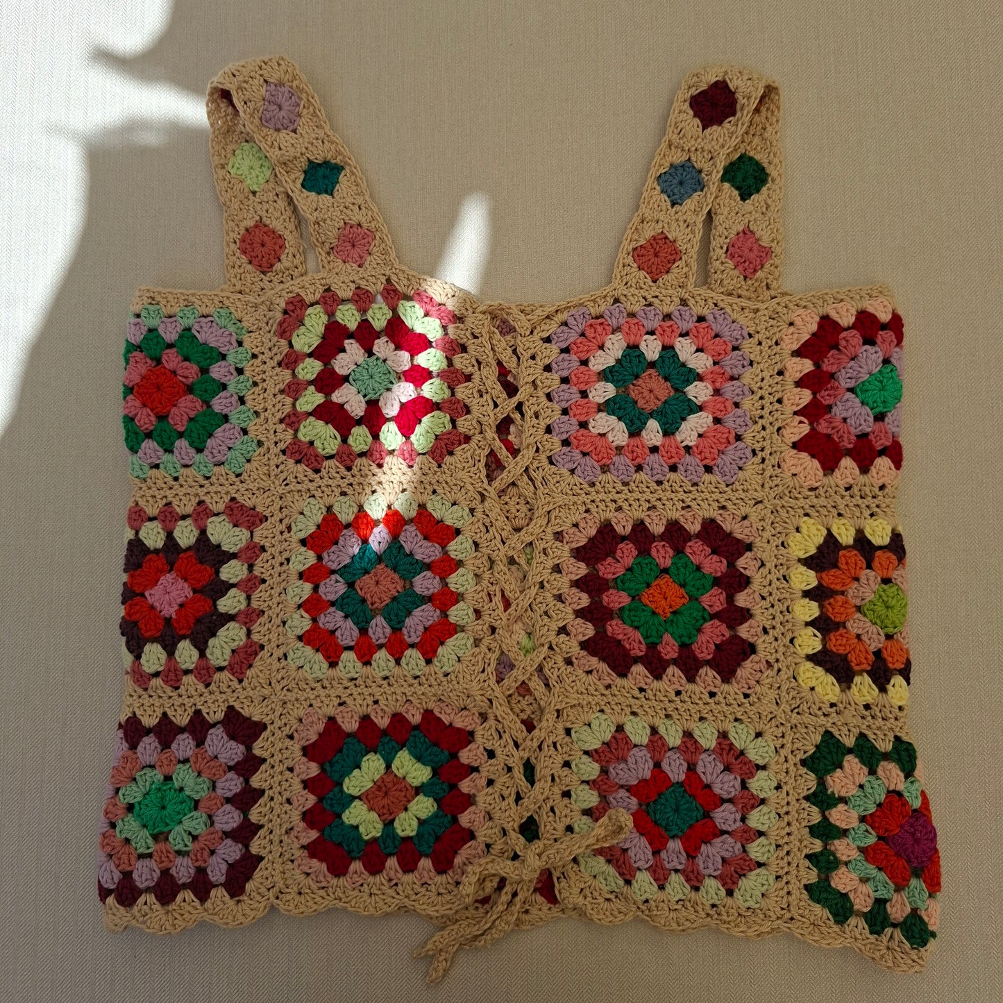 Débardeur en granny squares multicolores