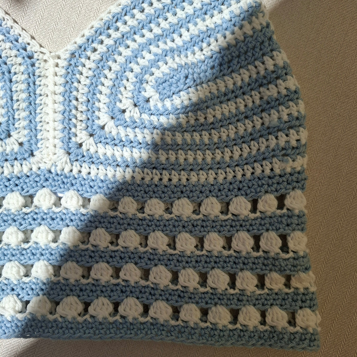Top court rayé en crochet