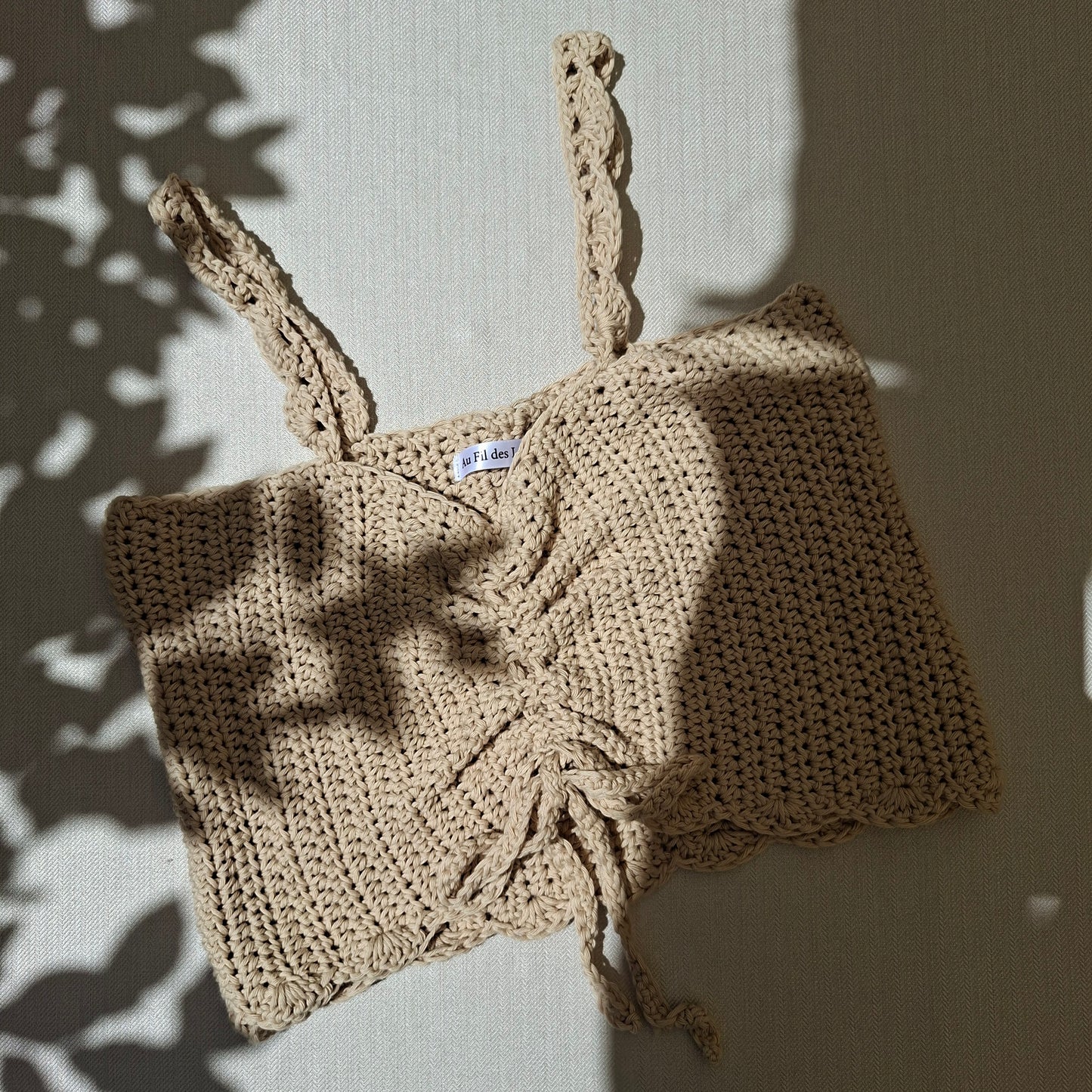 Top court beige en crochet