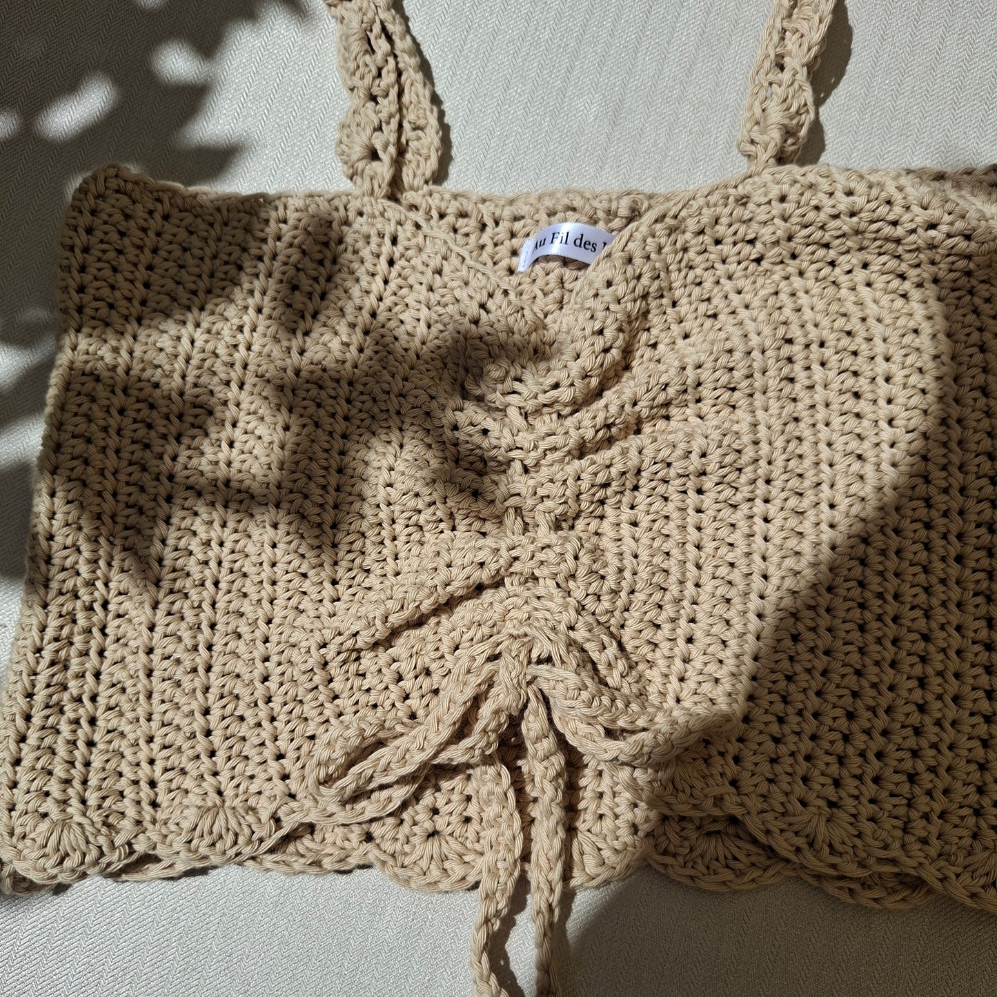 Top court beige en crochet