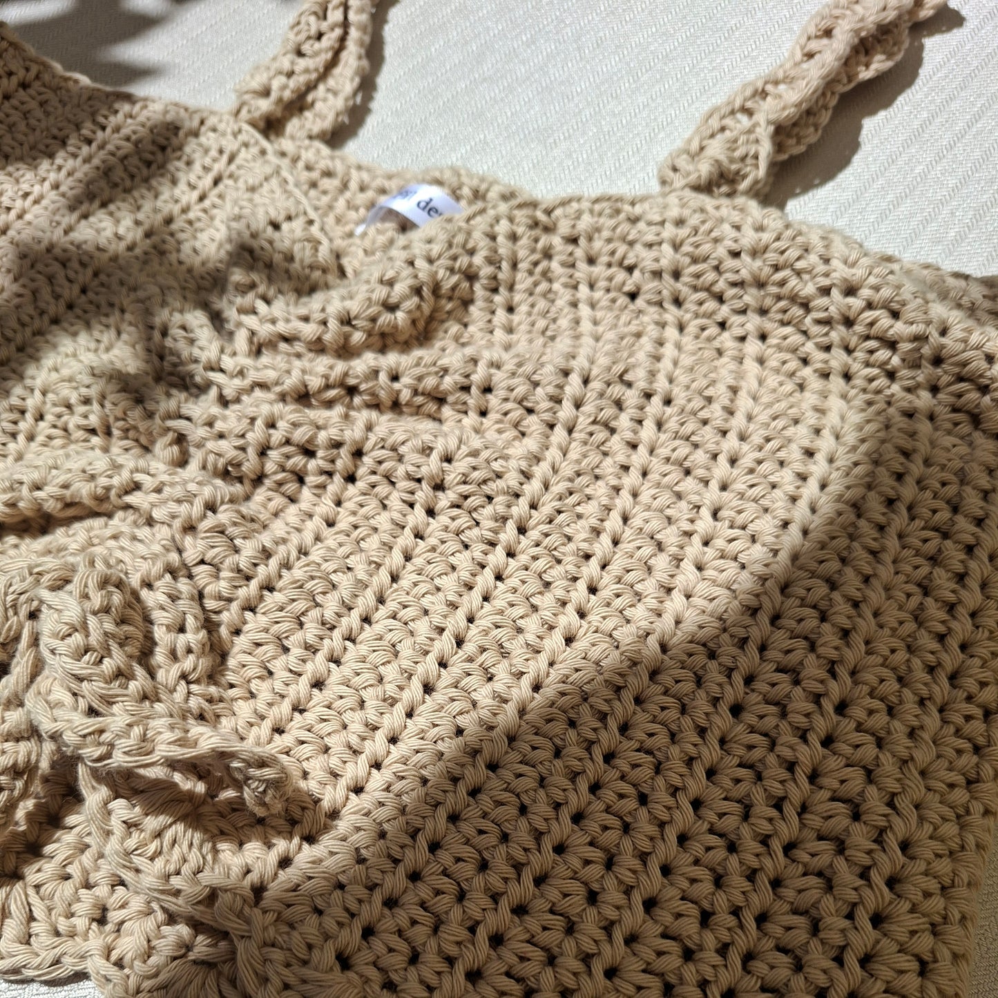 Top court beige en crochet