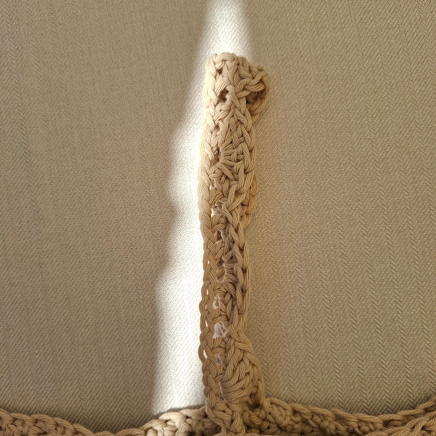 Top court beige en crochet