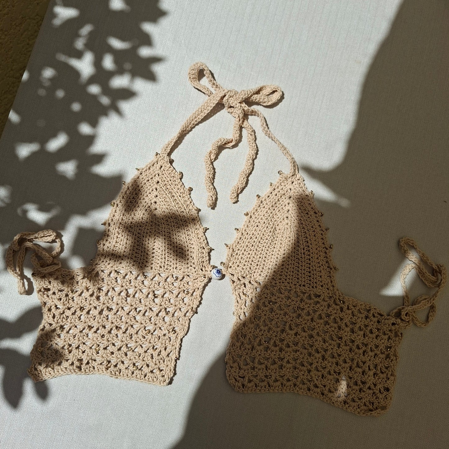 Top court beige en crochet & perles