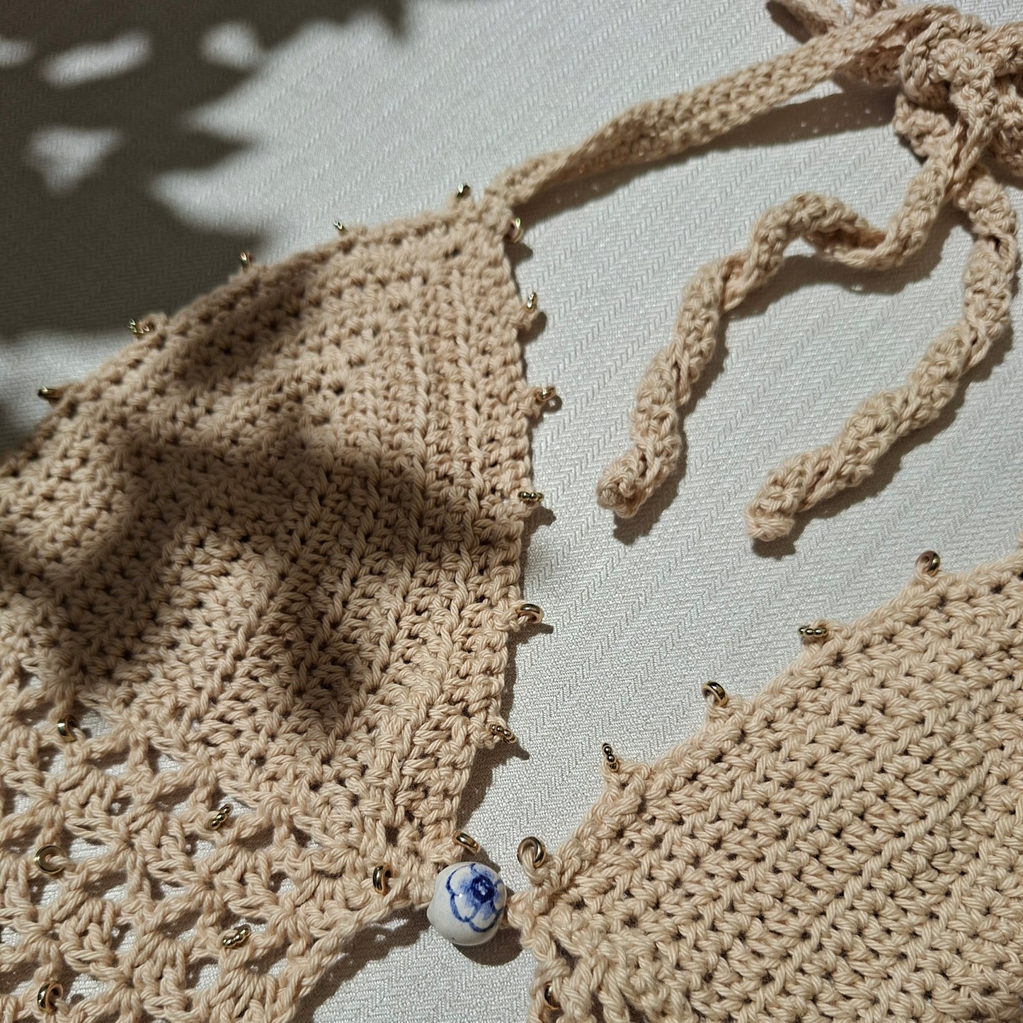 Top court beige en crochet & perles