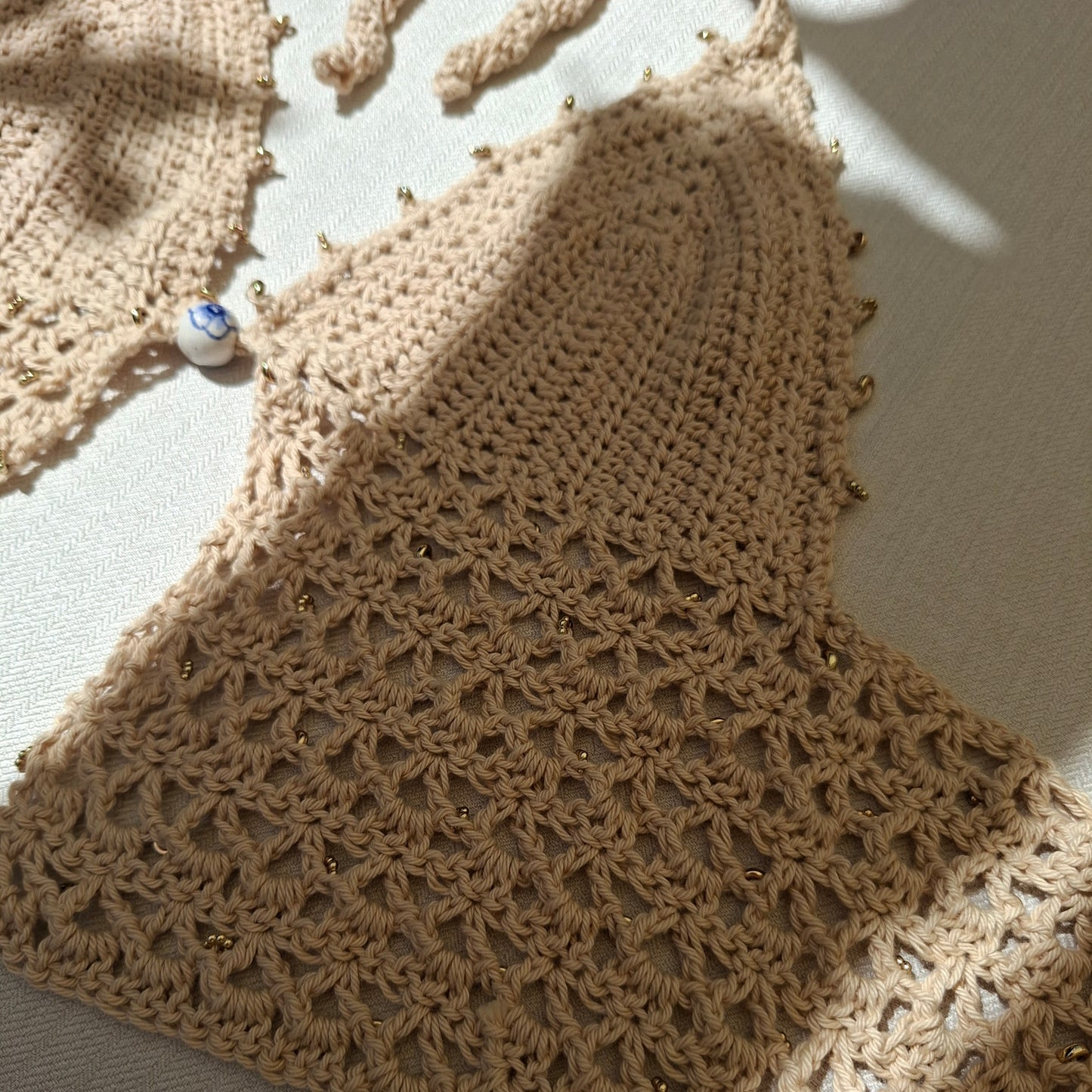 Top court beige en crochet & perles