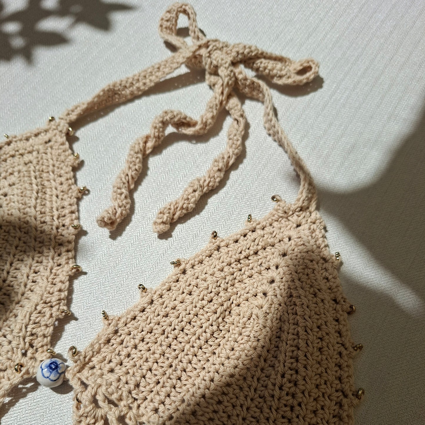 Top court beige en crochet & perles