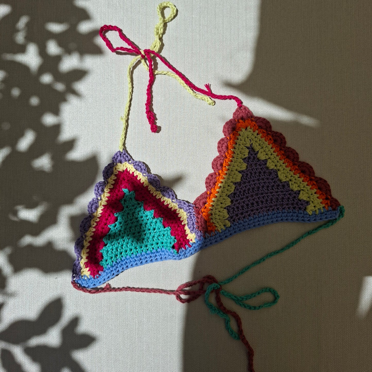 Top "bikini" multicolore en crochet