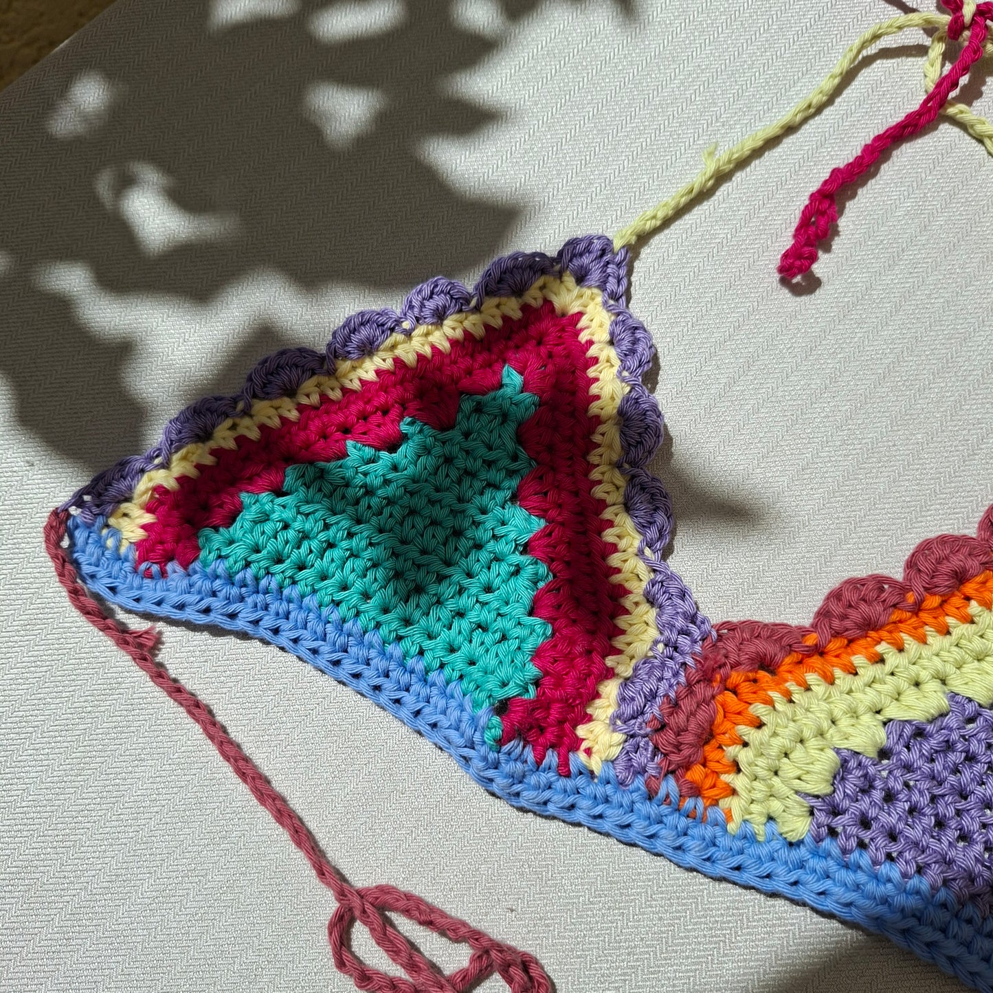 Top "bikini" multicolore en crochet