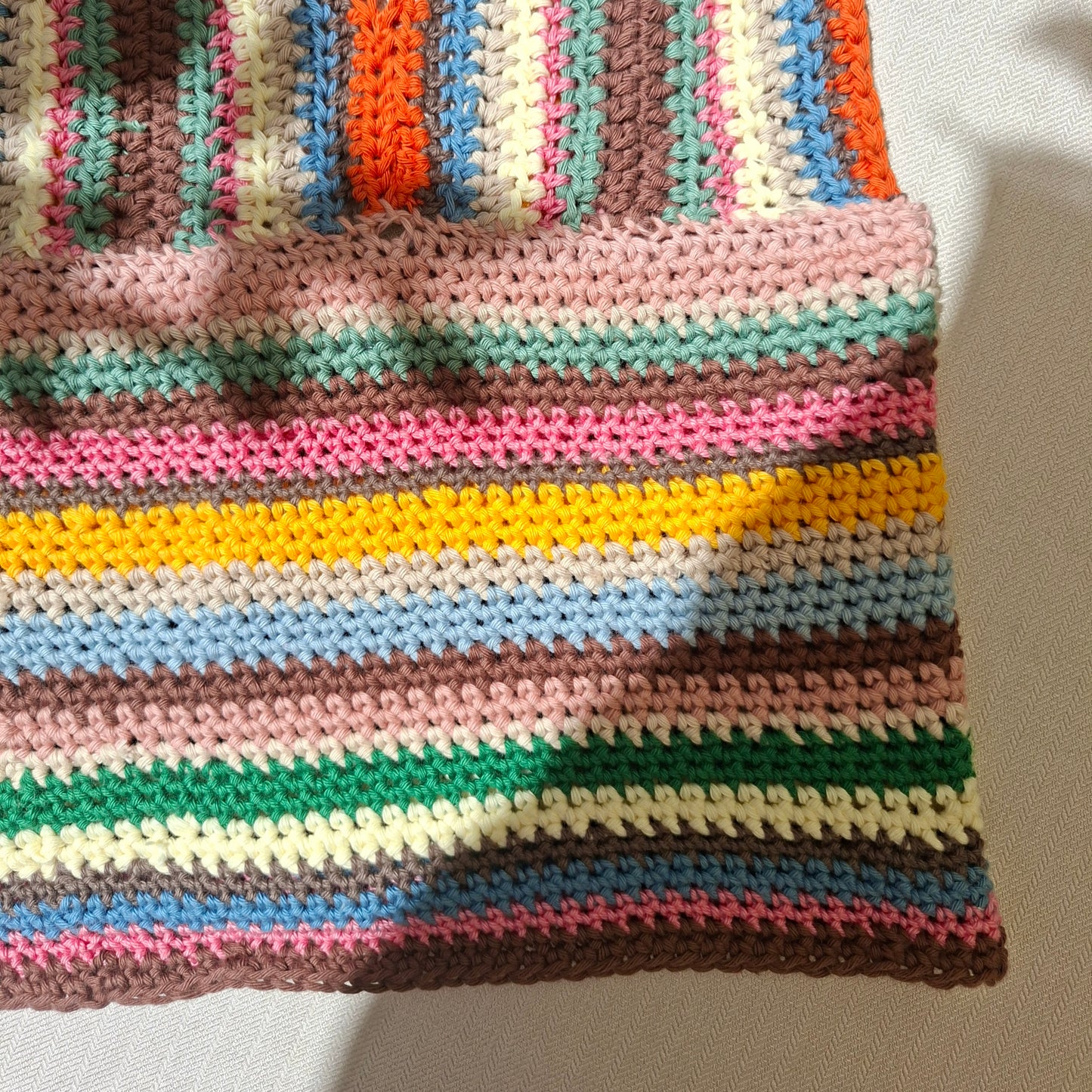 Débardeur rayé multicolore en crochet