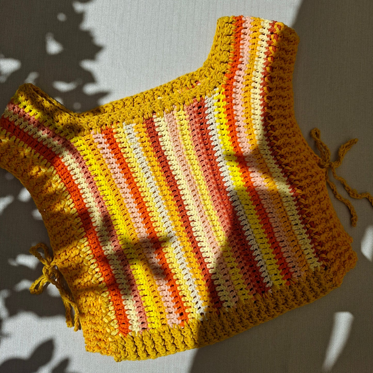 Top rayé orange en crochet