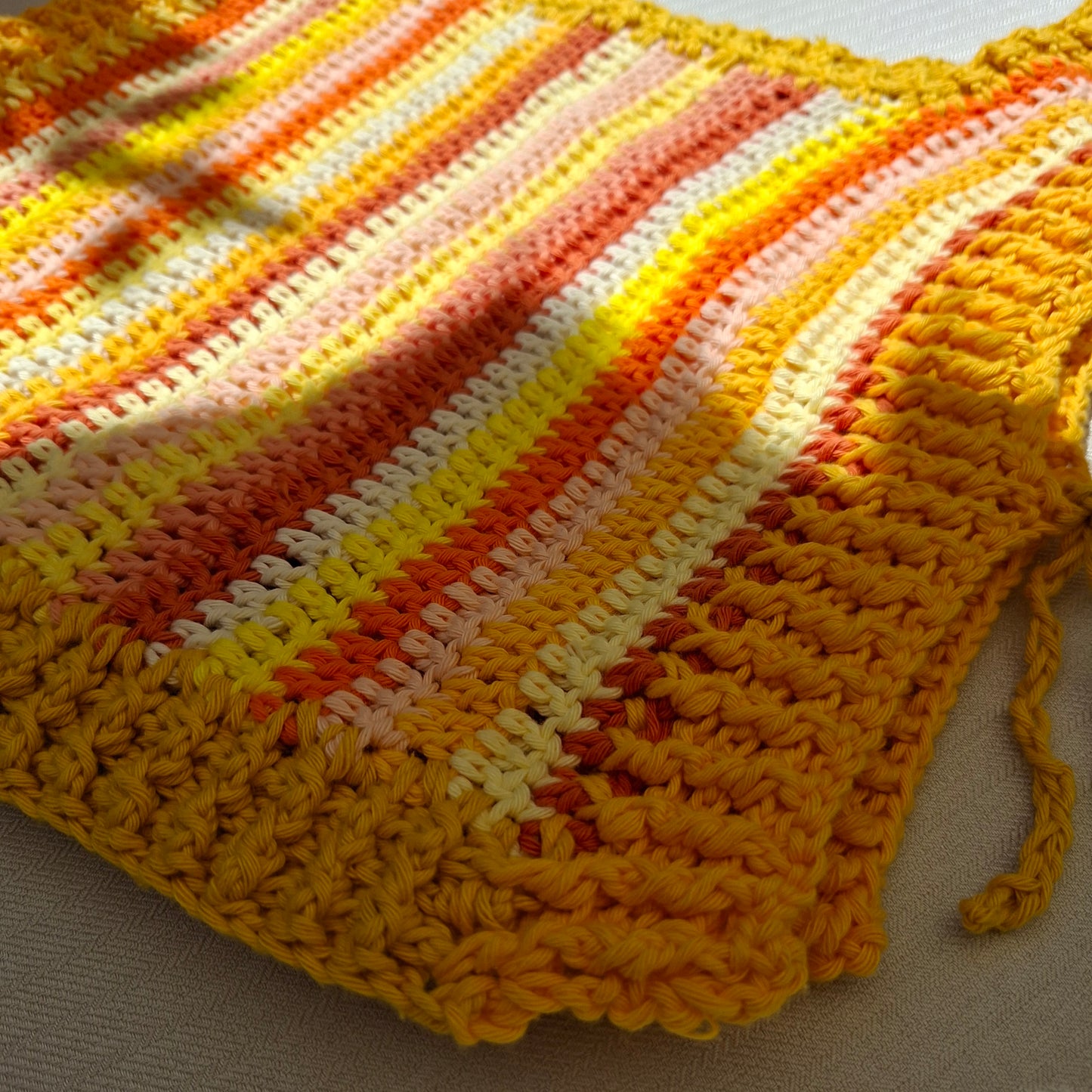 Top rayé orange en crochet