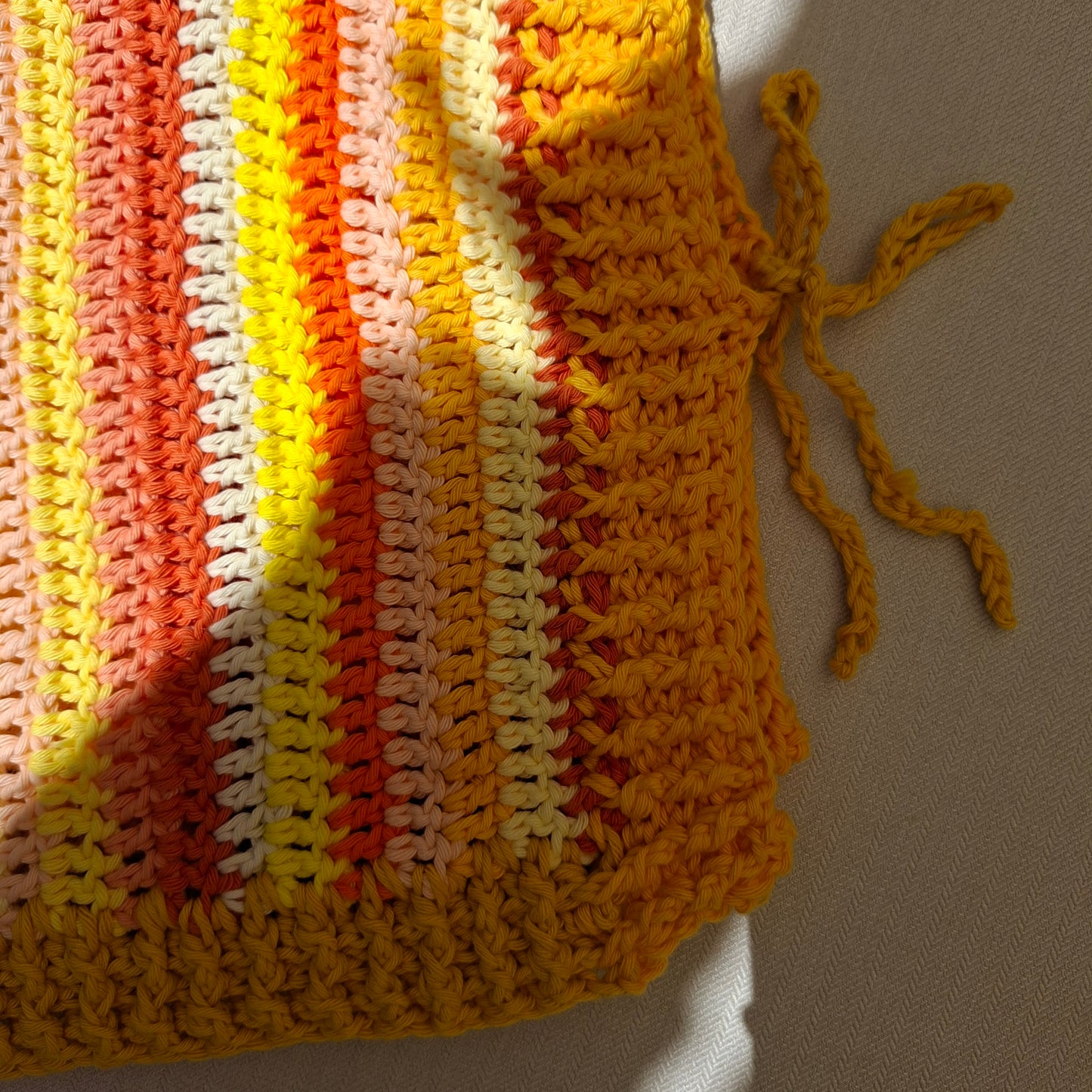 Top rayé orange en crochet