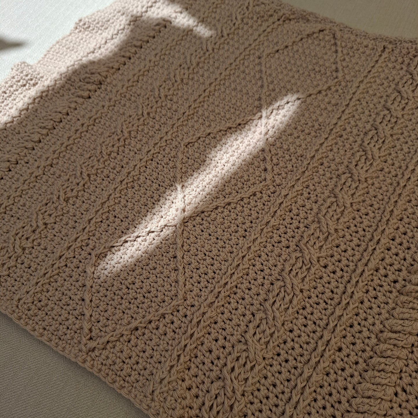 Top beige torsadé en crochet
