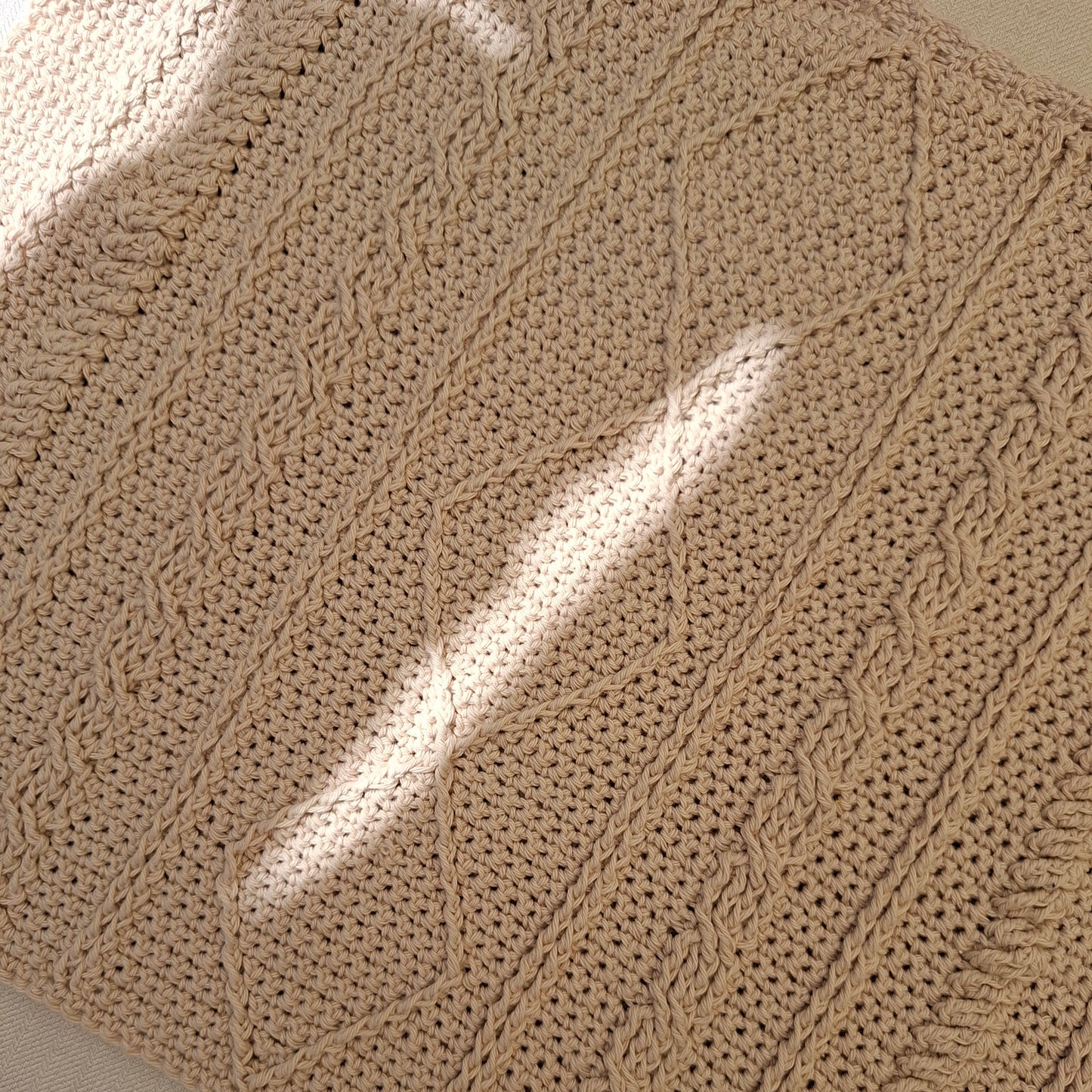 Top beige torsadé en crochet