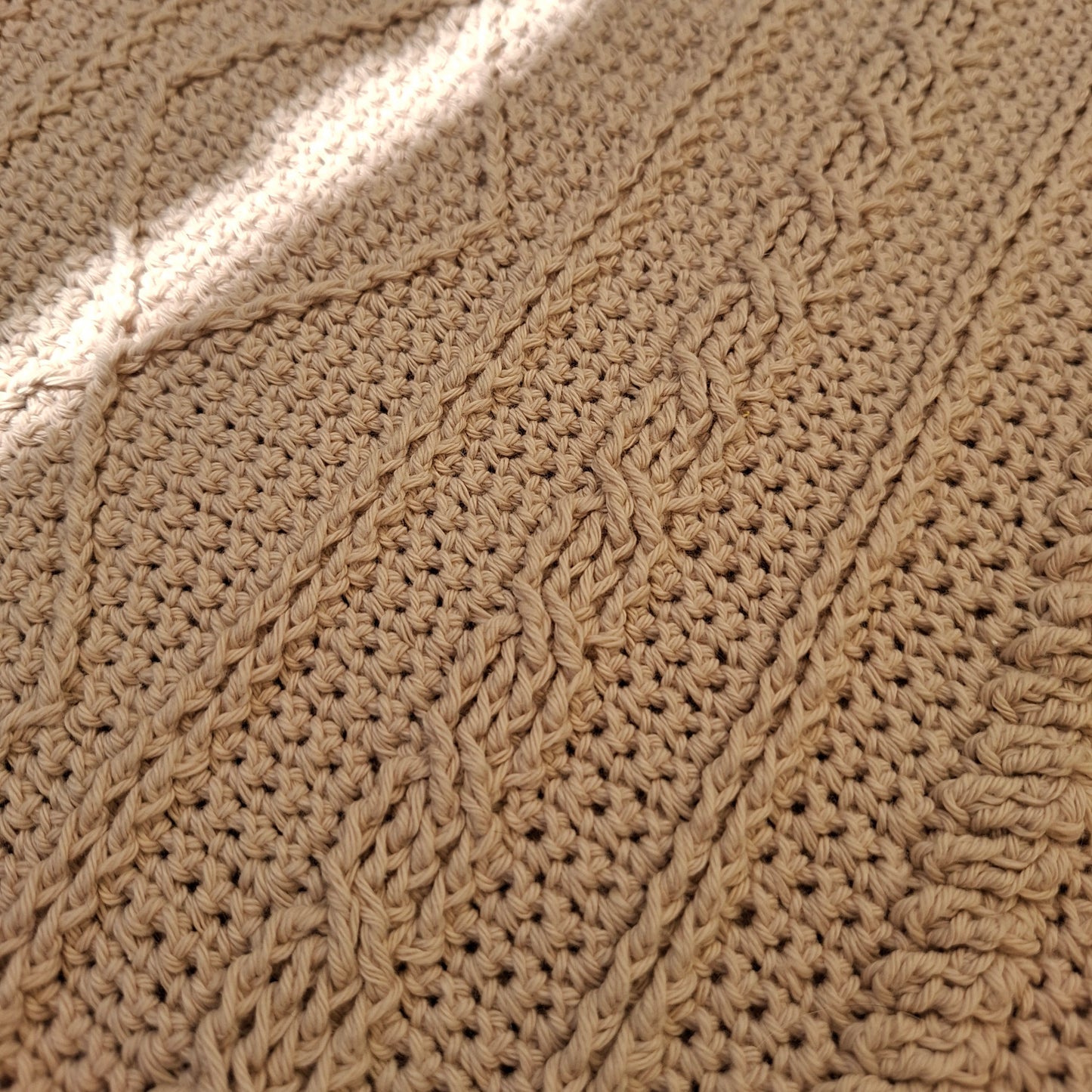 Top beige torsadé en crochet