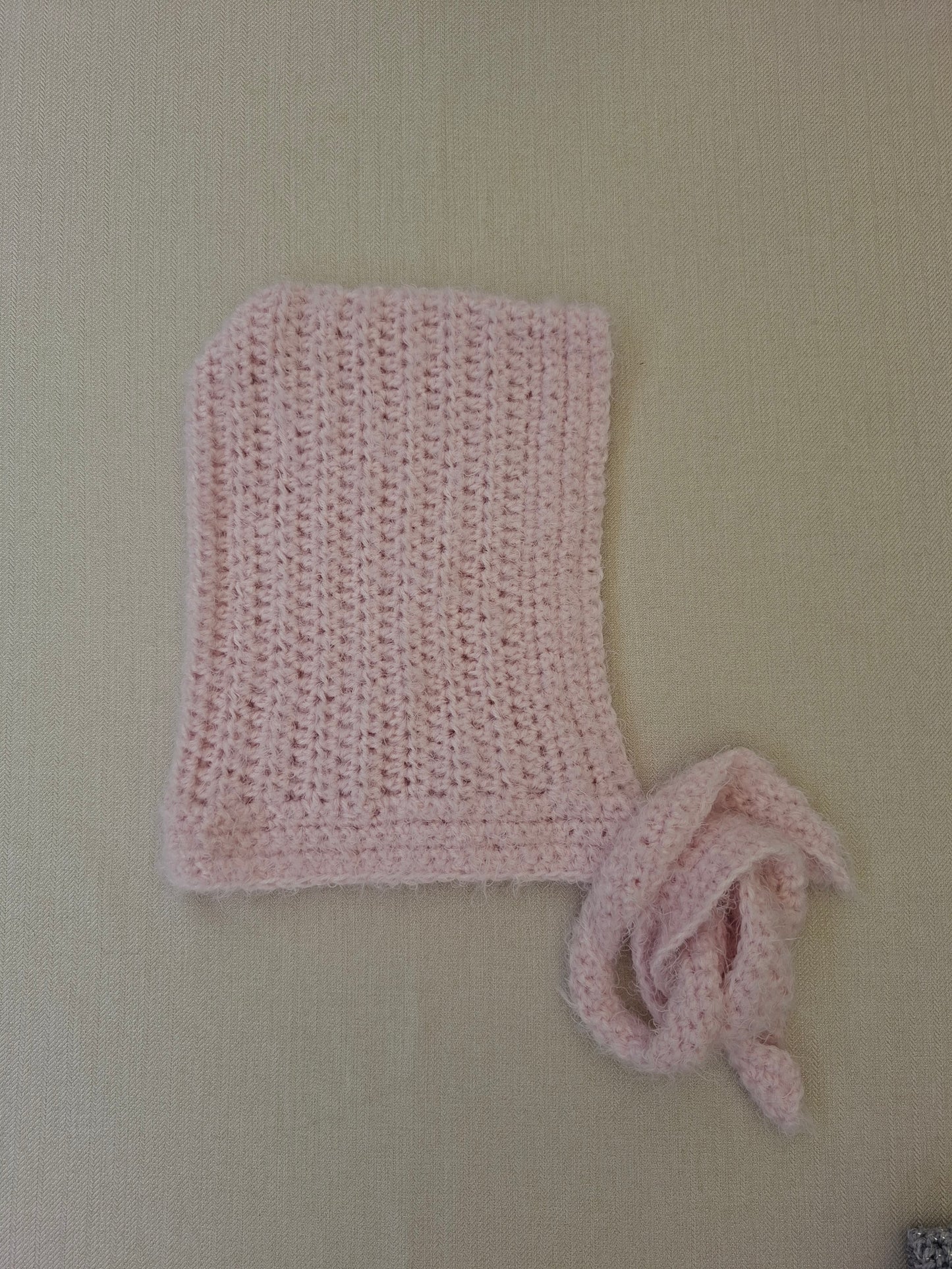 Cagoule à nouer rose en crochet