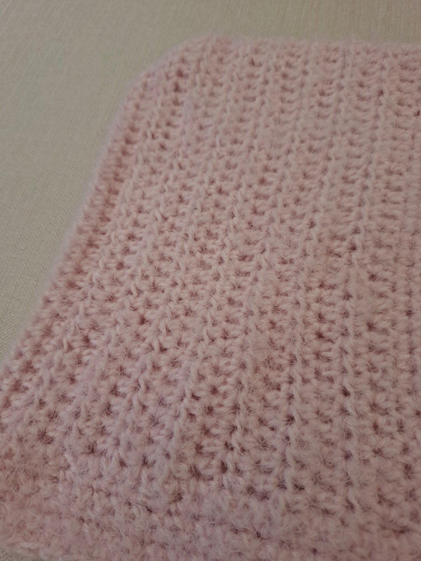 Cagoule à nouer rose en crochet