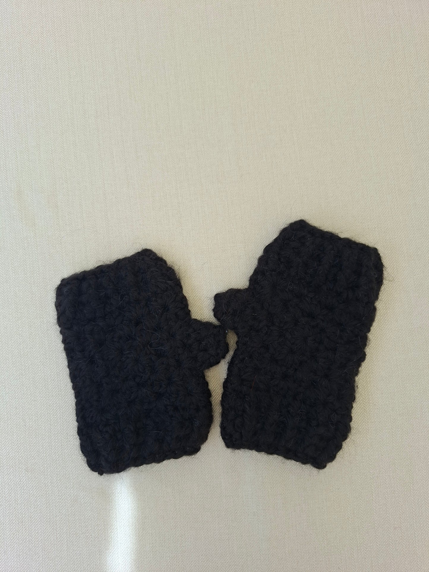 Mitaines noires en crochet
