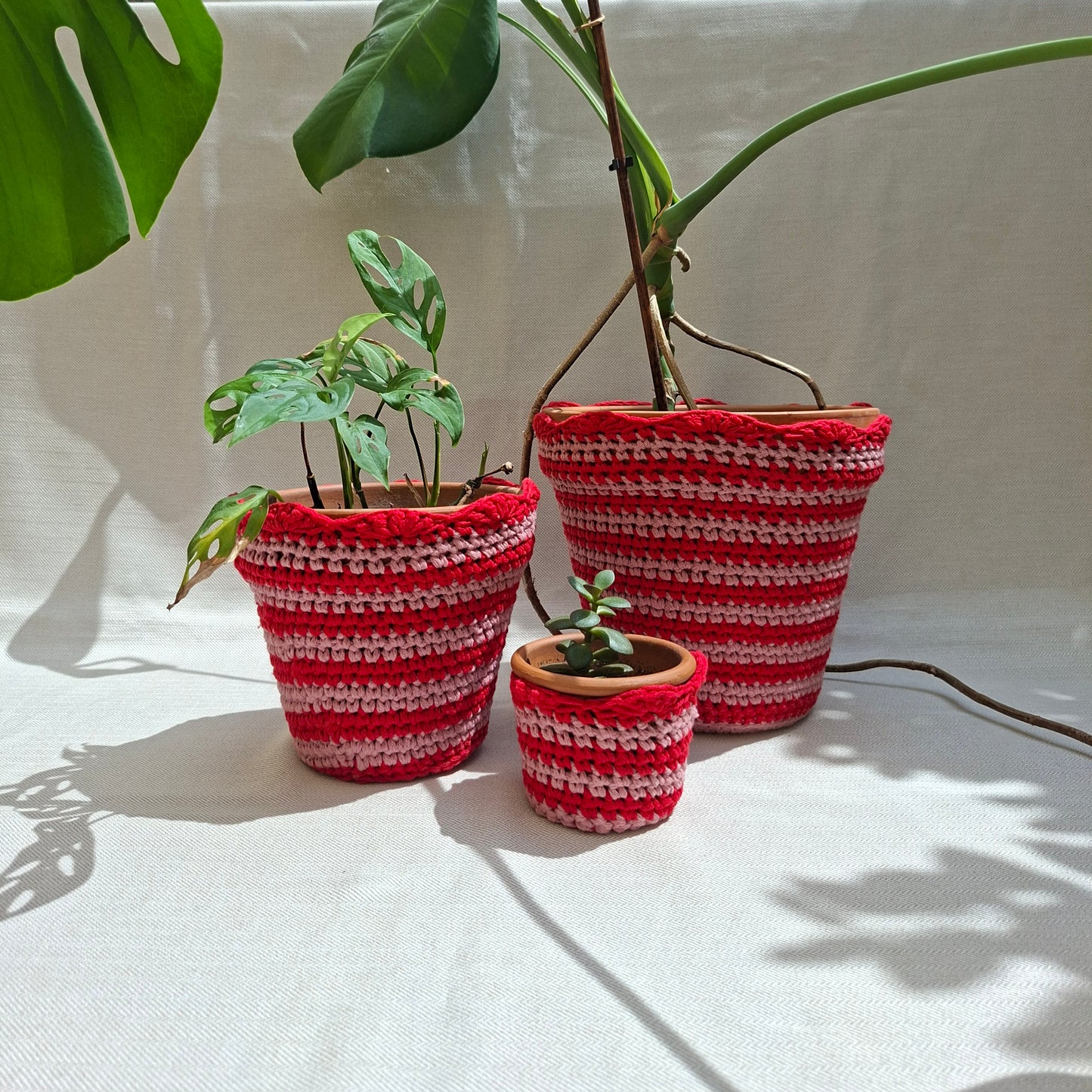 Cache-pot rayé en crochet