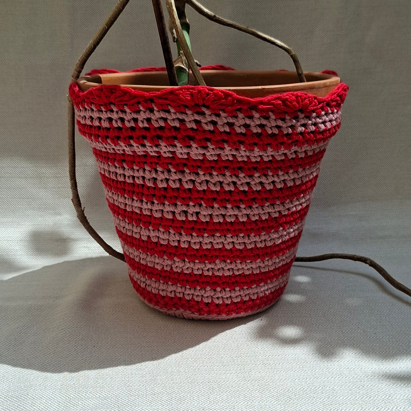 Cache-pot rayé en crochet