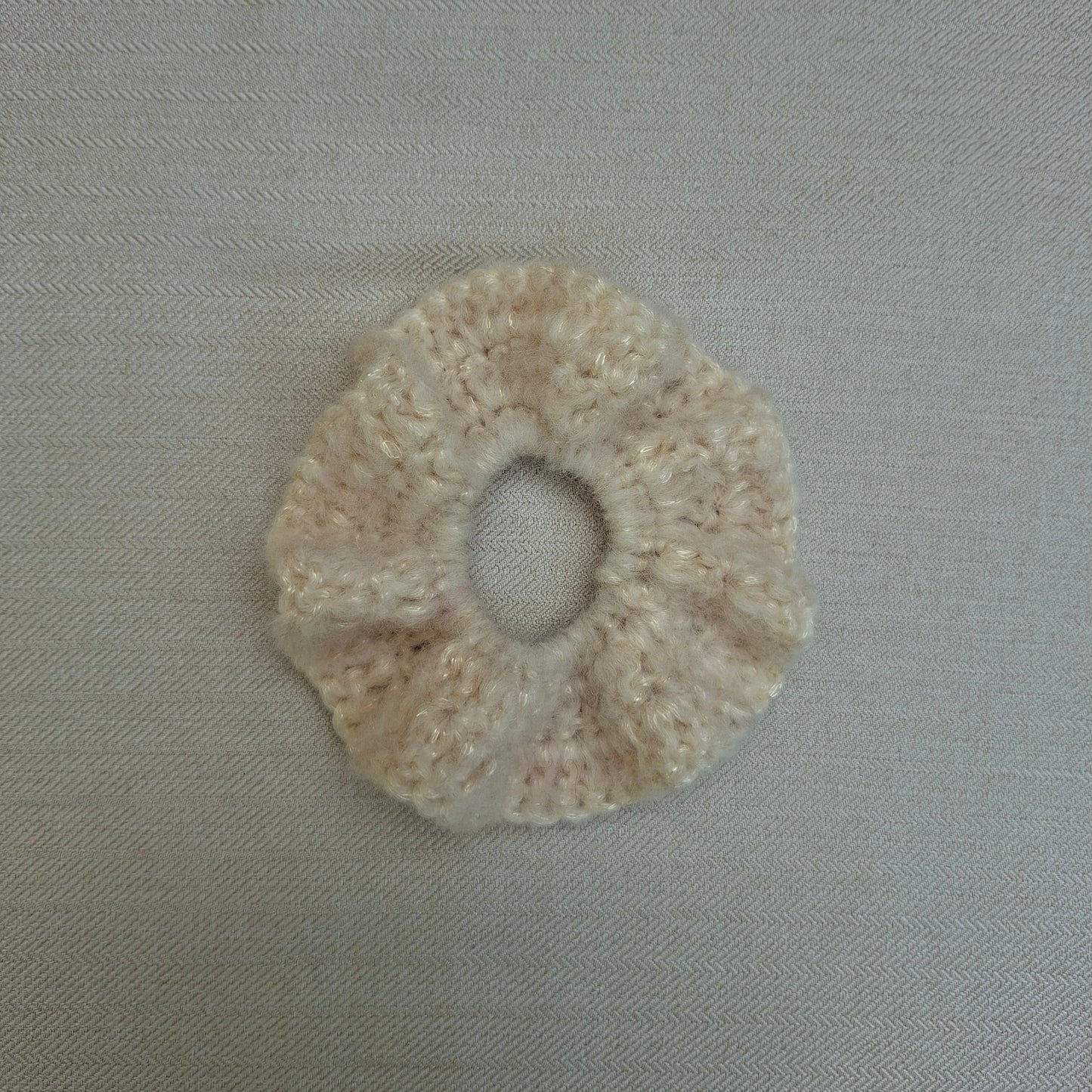 Chouchou blanc irisé en crochet