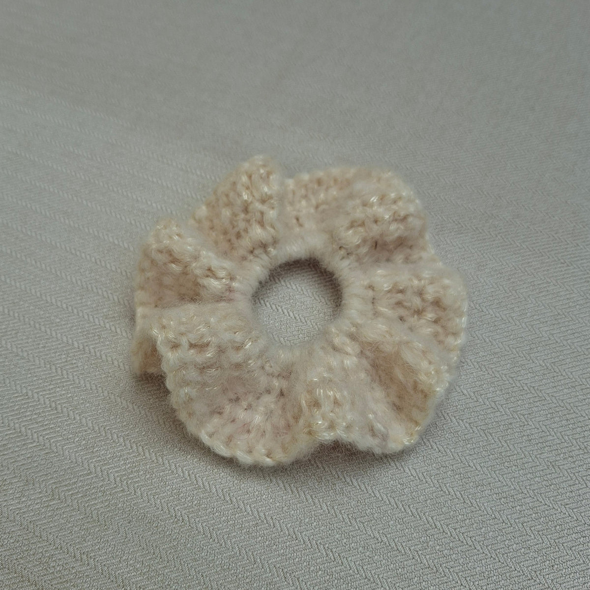 Chouchou blanc irisé en crochet