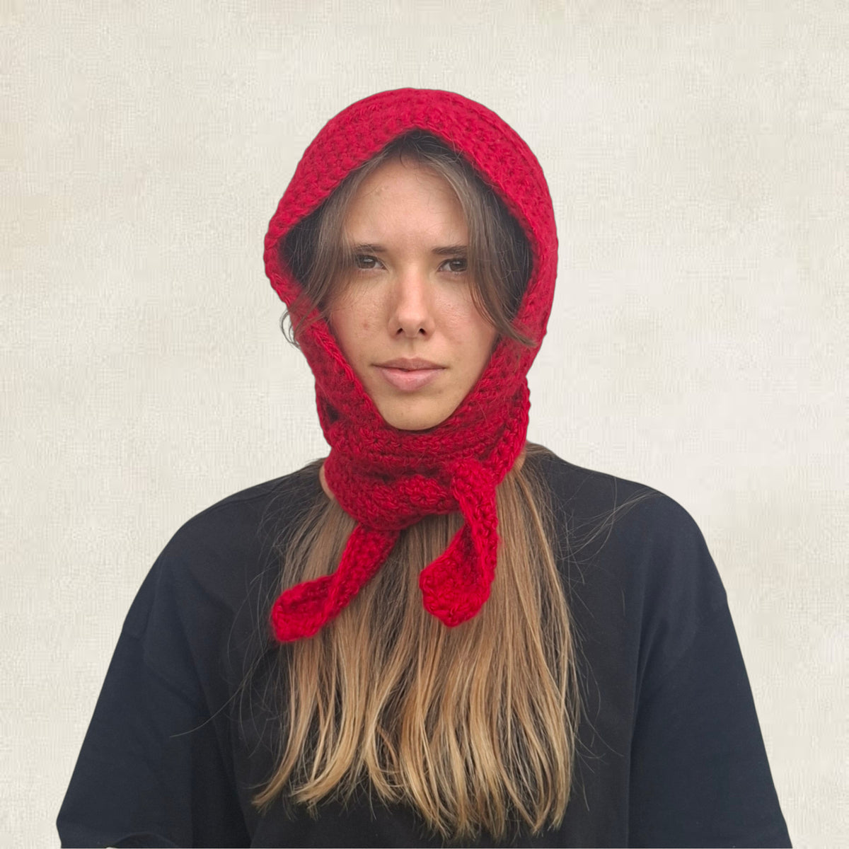 Cagoule à nouer rouge en crochet