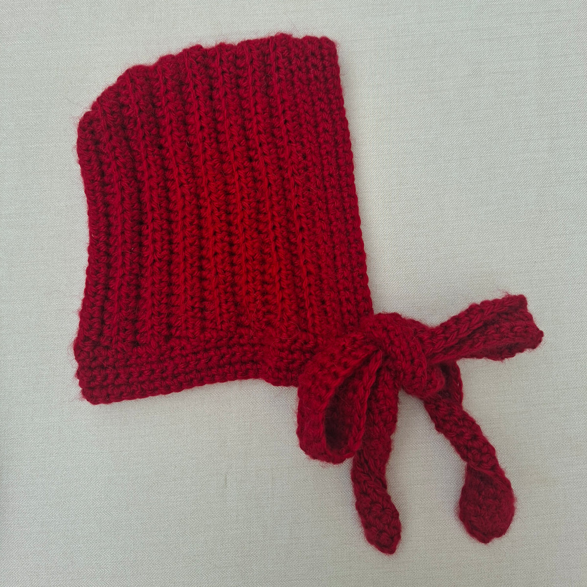 Cagoule à nouer rouge en crochet