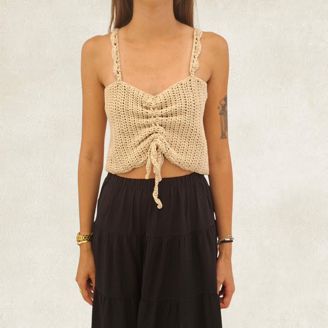 Top court beige en crochet